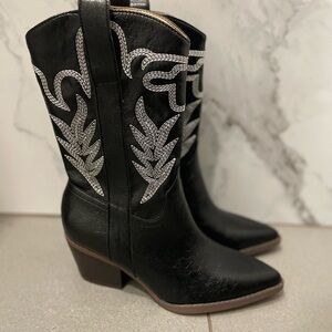 Oasis Society Embroidered Cowgirl boots